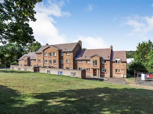 Flat for rent in Five Acres, Hertfordshire