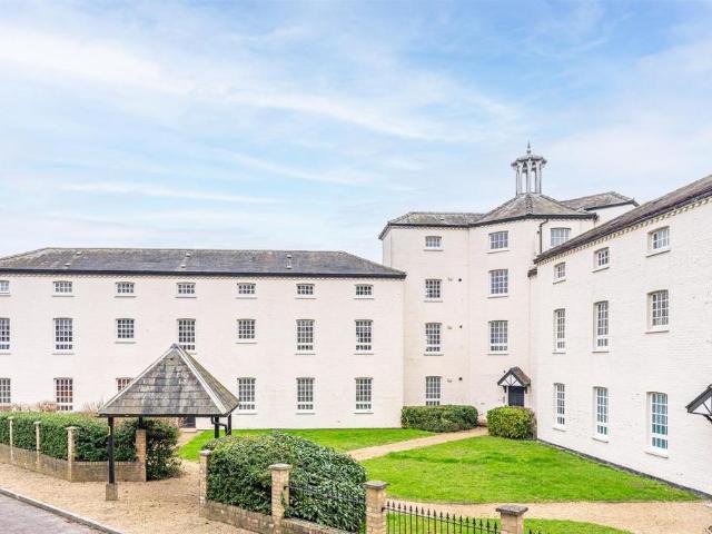 Flat for rent in Kings Hill, Colliers End
