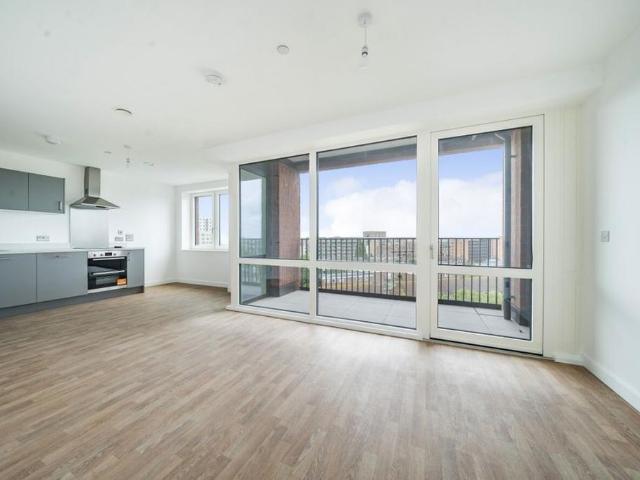 Apartment for rent in Roding Riverside, Greater London