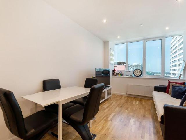 Flat for rent in London Borough of Croydon, Greater London