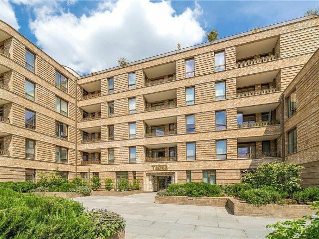 Flat for rent in Little Stanmore, Greater London