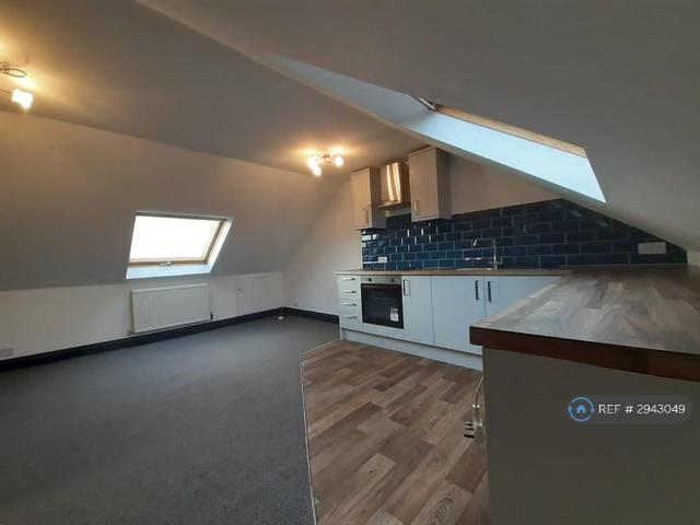 Flat for rent in Upton, Acol