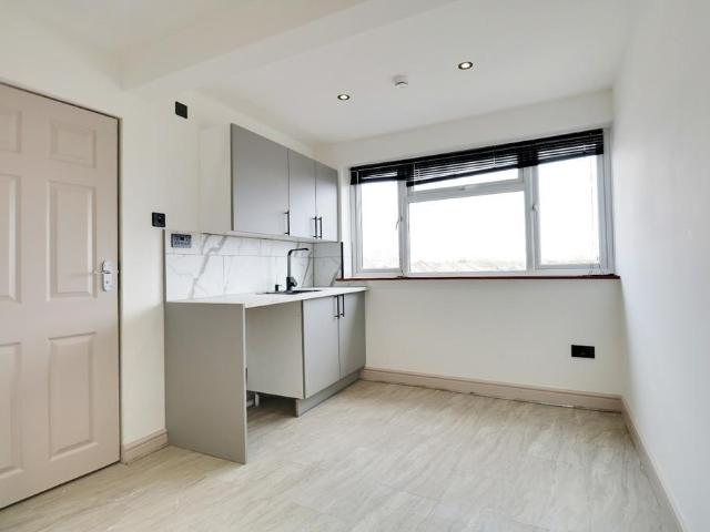 Flat for rent in Longlands, Halfway Street