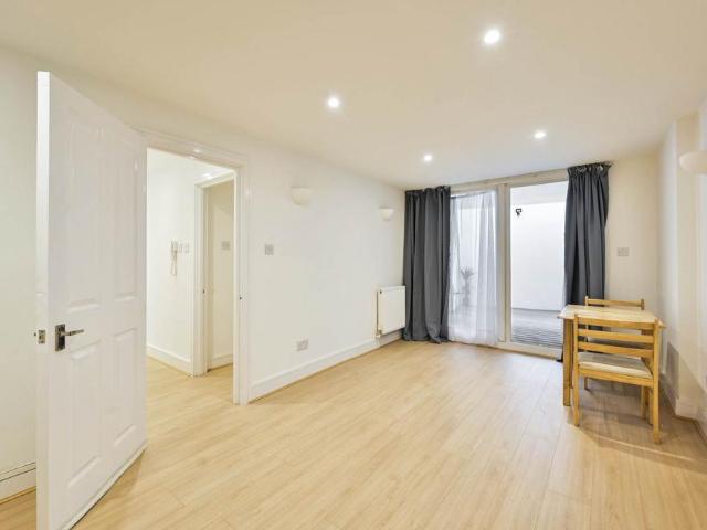 Flat for rent in London Borough of Merton, Collier's Wood