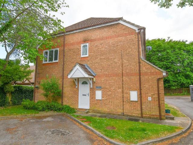Flat for rent in St Albans, How Wood