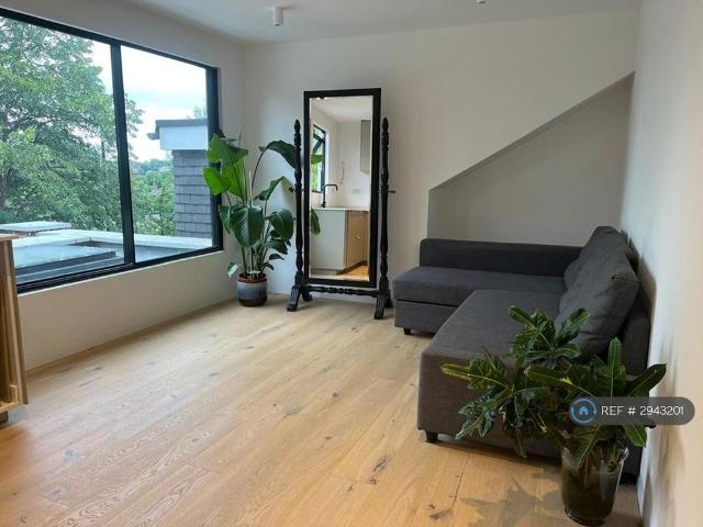 Apartment for rent in New Southgate, Greater London