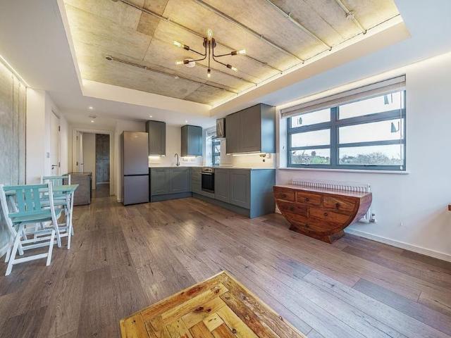 Apartment for rent in London Borough of Merton, Merton Park