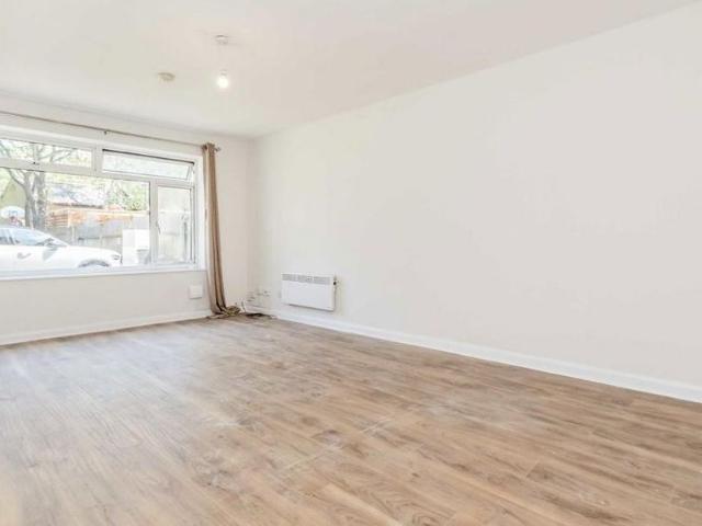 Apartment for rent in Cottenham Park, Greater London