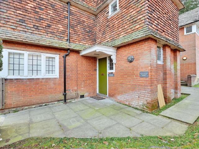 Flat for rent in Pouchen End, Hertfordshire