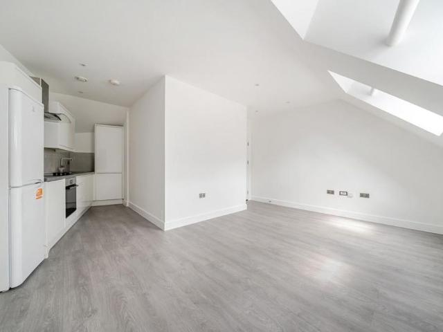 Apartment for rent in Fole, Surrey