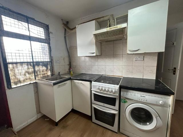 Flat for rent in London Borough of Ealing, Greater London