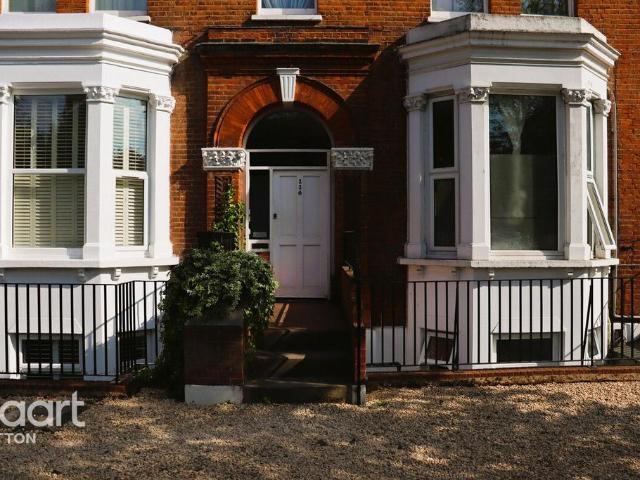 Flat for rent in London Borough of Merton, Raynes Park