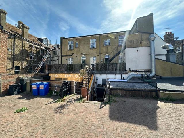 Flat for rent in Upton, Acol