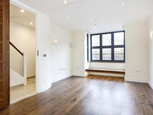 Apartment for rent in Summerstown, Greater London