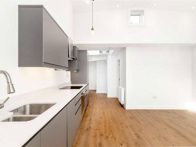 Apartment for rent in London Borough of Merton, Merton Park