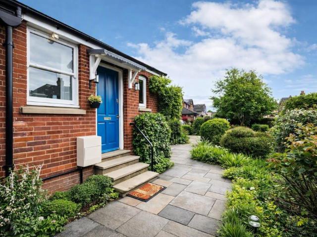 Flat for rent in Red Hill, Surrey