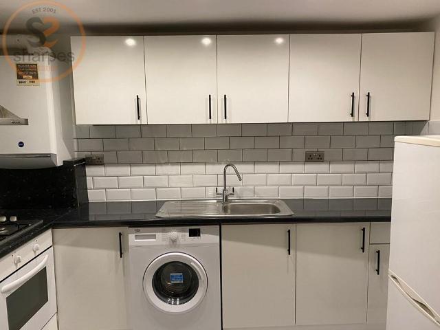 Flat for rent in Furzedown, Greater London