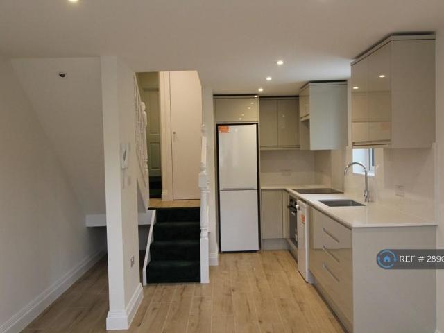 Flat for rent in New Southgate, Greater London