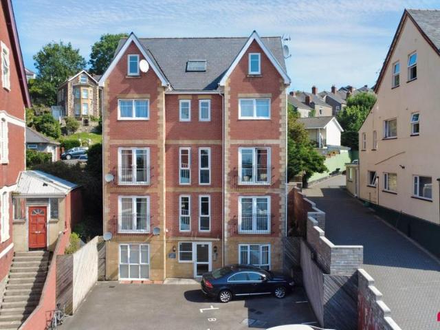 Flat for rent in Ladyhill, Wales