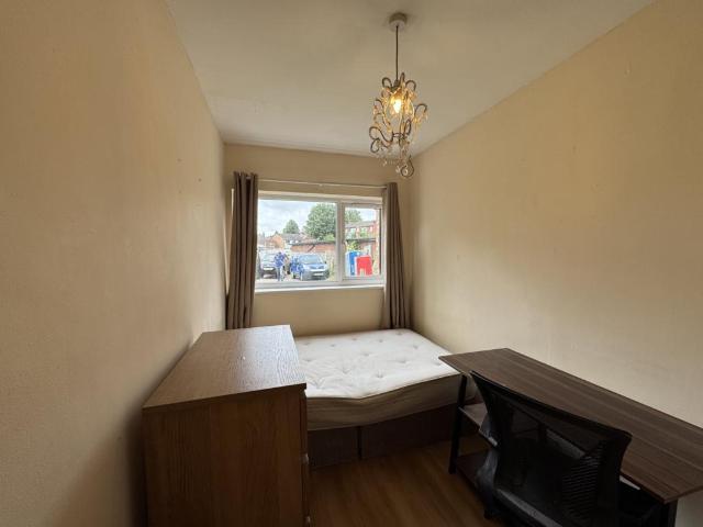 Flat for rent in Row Town, Surrey