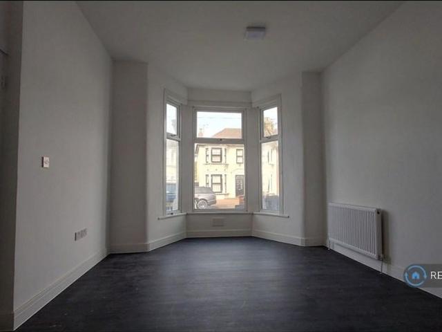 Apartment for rent in Seven Kings, Greater London