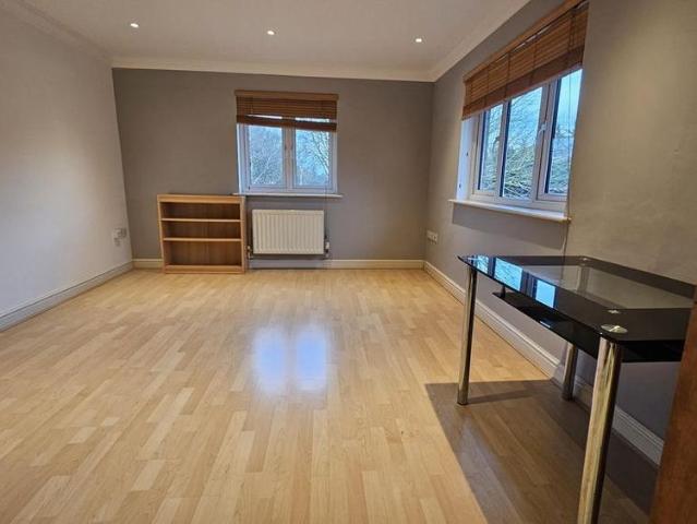 Apartment for rent in London Borough of Ealing, Greenford