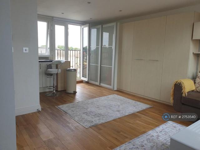 Flat for rent in London Borough of Ealing, Perivale