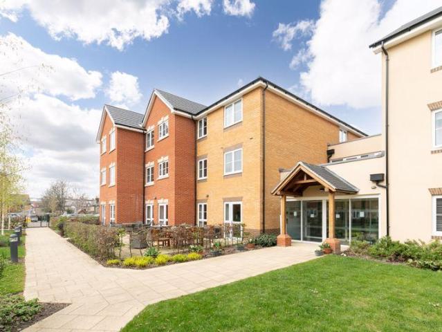 Flat for rent in Blackhills, Surrey