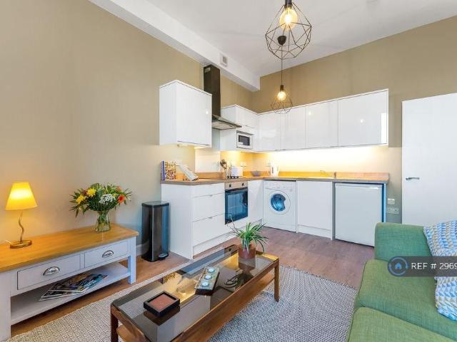 Flat for rent in Hillside, Leith