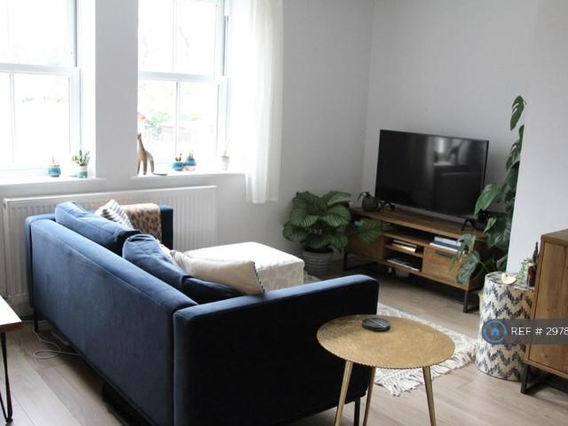 Flat for rent in Fole, Surrey