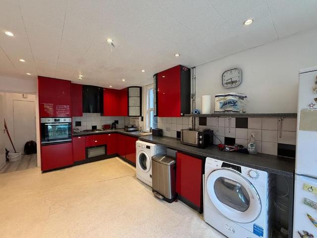 Apartment for rent in Brondesbury, Greater London