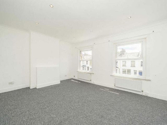 Apartment for rent in Summerstown, Greater London