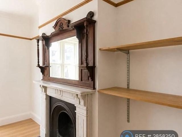 Apartment for rent in Hale End, Greater London