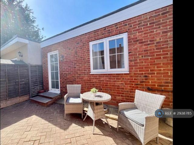 Flat for rent in London Borough of Ealing, Greenford