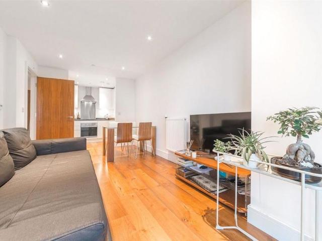 Apartment for rent in Poplar Grove, Greater London