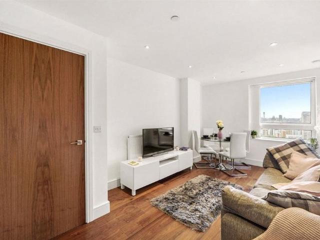 Apartment for rent in Poplar Grove, Greater London