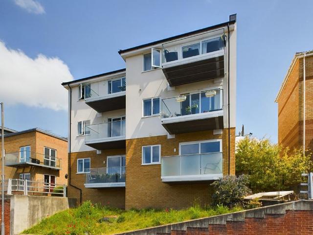 Flat for rent in Totteridge, Cressex