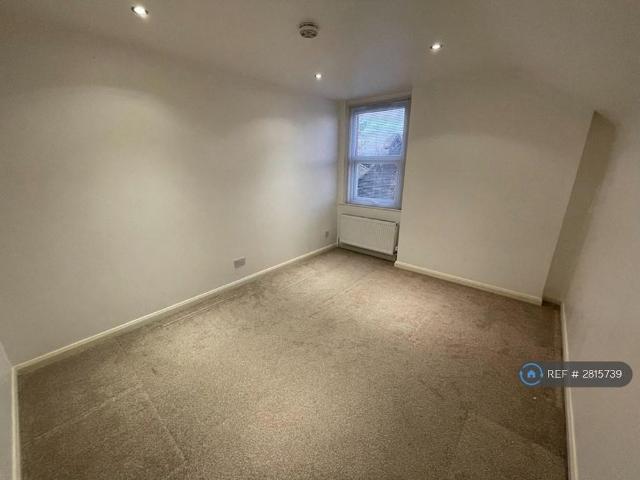 Apartment for rent in Five Acres, Hertfordshire