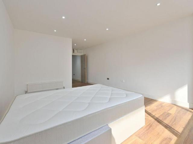 Apartment for rent in The Image, Pouchen End