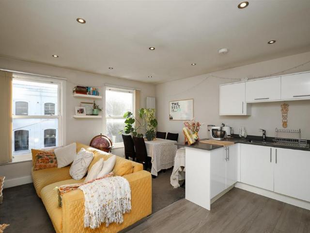 Flat for rent in London Borough of Ealing, Greater London
