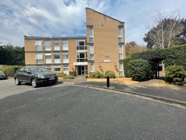 Flat for rent in Bush Hill Park, Greater London