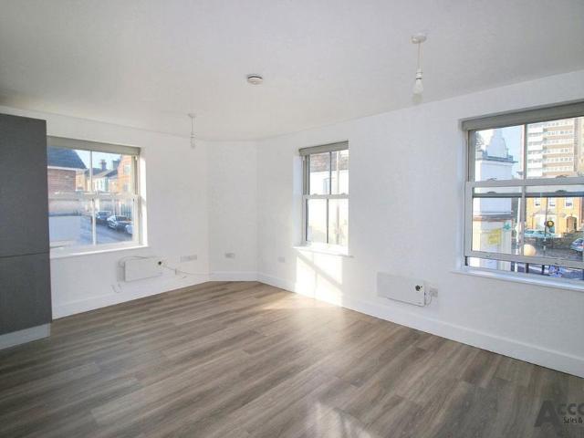 Apartment for rent in The Galleries, Navestock Side