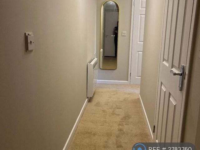 Flat for rent in Horsell, Woking