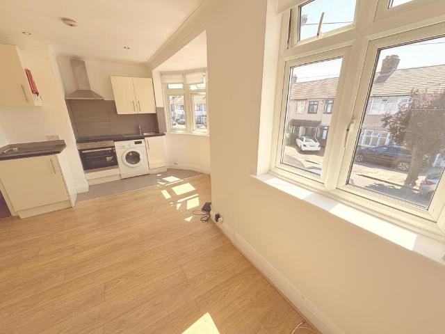 Flat for rent in Loxford, Seven Kings