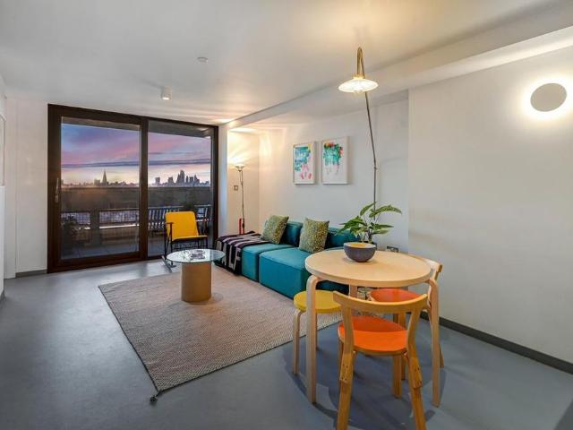 Apartment for rent in Poplar Grove, Greater London