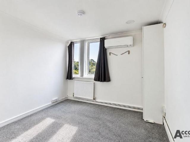 Apartment for rent in Rush Green, Greater London