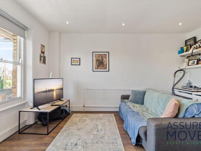 Flat for rent in Highbury, Greater London