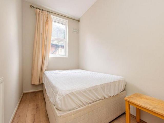 Apartment for rent in Furzedown, Greater London