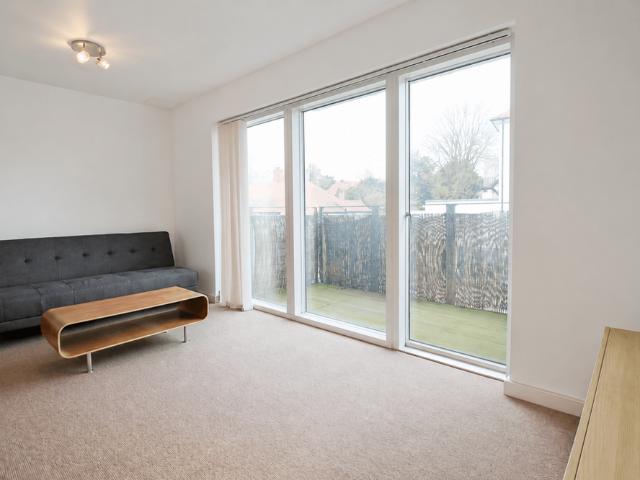Apartment for rent in Lampton, Greater London
