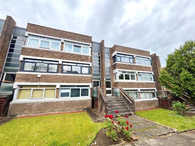 Flat for rent in Shawmoss, Langside